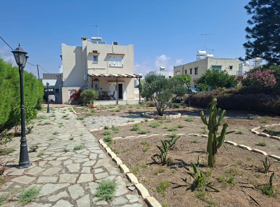 3-Bedroom Detached House with Large Garden Oroklini Tourist Area