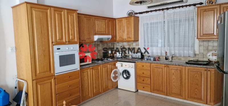 Six bedroom house for sale in Livadia