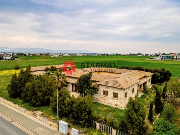 RESIDENTIAL FIELD WITH A LARGE ABANDONED HOUSE IN LAKATAMIA