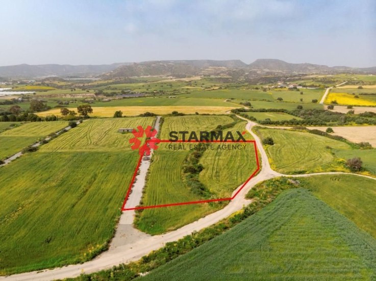 TOURIST FIELD IN MARONI