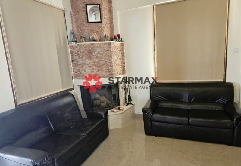 SEMI-DETACHED CORNER HOUSE-WALKING DISTANCE TO PERVOLIA BEACH