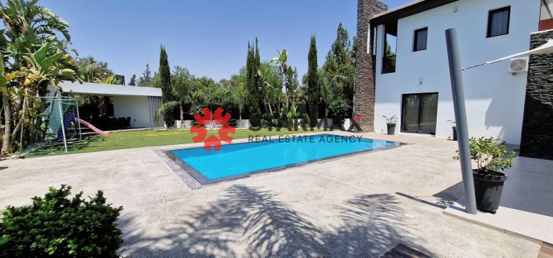 Amazing 5-bedroom Villa in Oroklini